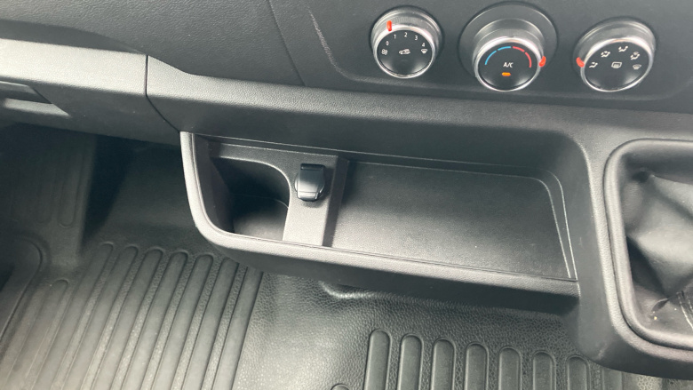 Renault Master Mwb Diesel Fwd MM35dCi 135 Business+ Medium Roof Van